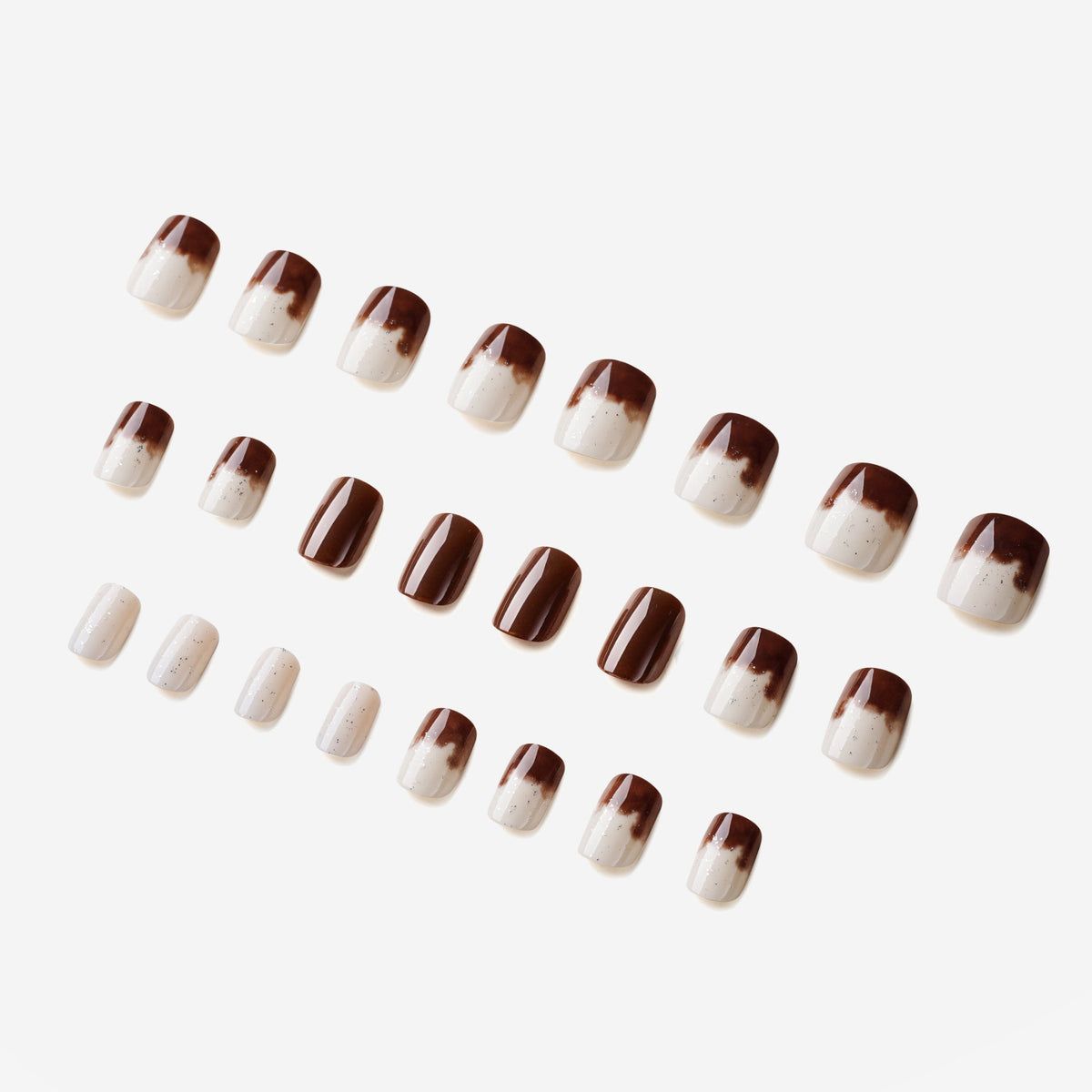 soimea faux ongles à pression dirty coffee degrade forme carre Faux ongles carrés blanc et marron de longueur moyenne – effet pailleté. Par SOIMEA Paris