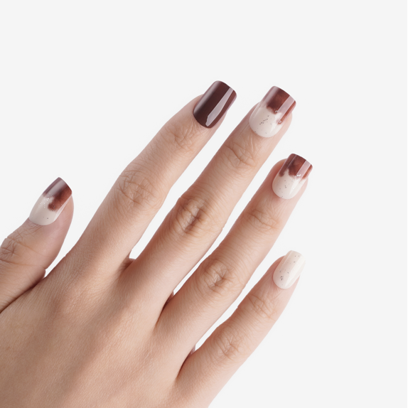 soimea faux ongles à pression dirty coffee degrade forme carre Faux ongles carrés blanc et marron de longueur moyenne – effet pailleté. Par SOIMEA Paris