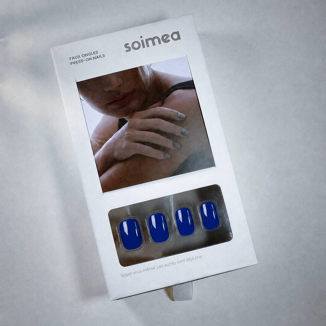 Manucure press-on Bleu Saphir dans la boite, faux ongles courts arrondis bleu royal brillant et chic