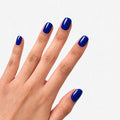 Manucure press-on Bleu Saphir portée sur la main, faux ongles courts arrondis bleu royal brillant et chic. Par SOIMEA Paris