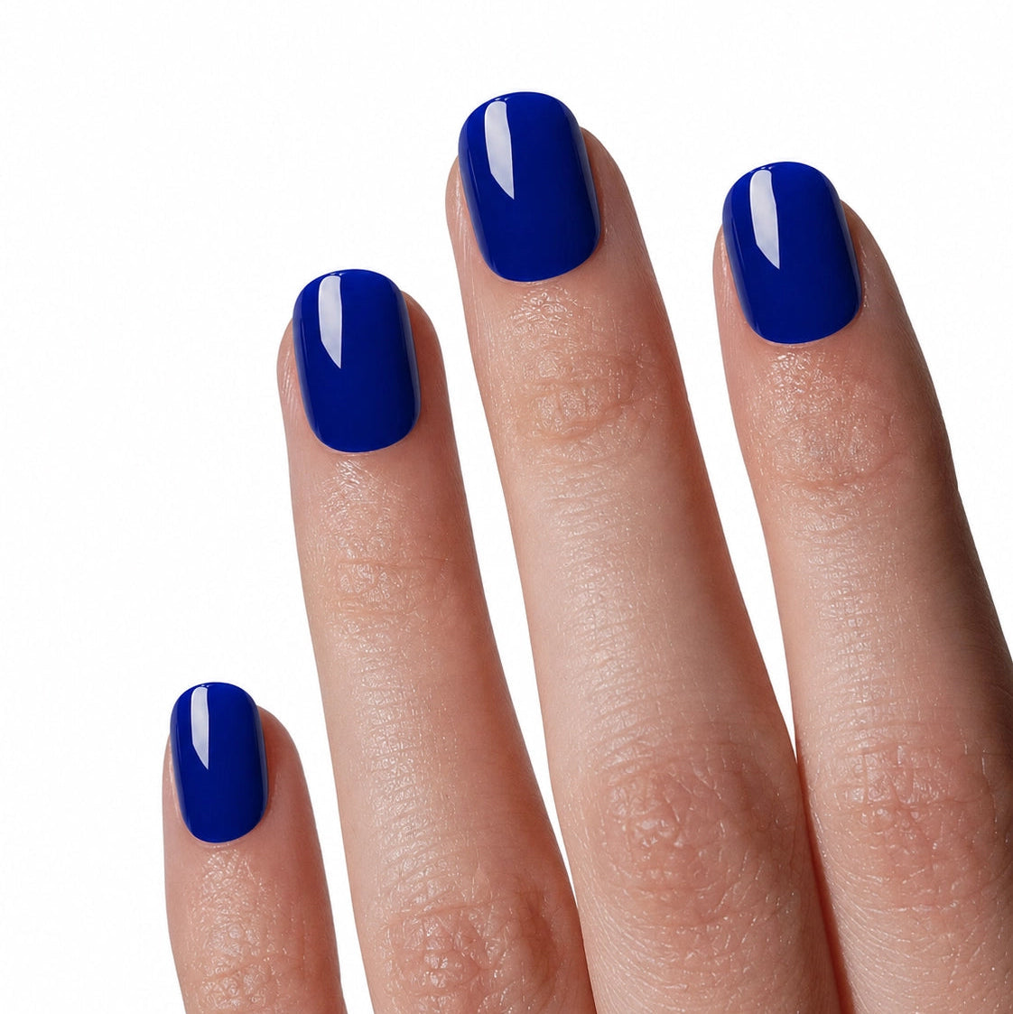 Manucure press-on Bleu Saphir portée sur la main, faux ongles courts arrondis bleu royal brillant et chic
