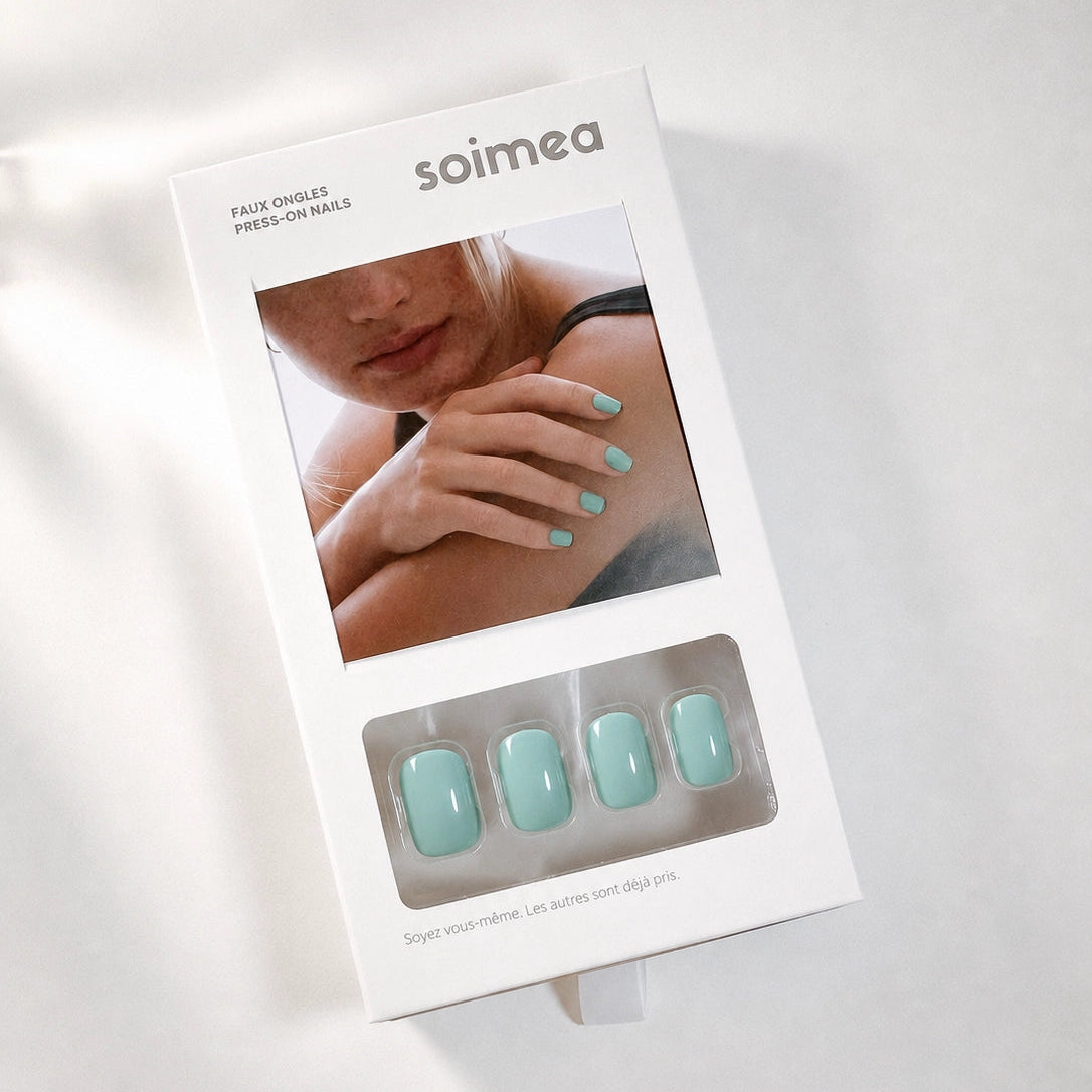 Manucure press-on Vert Menthe dans la boite, faux ongles courts arrondis vert pastel brillant et frais
