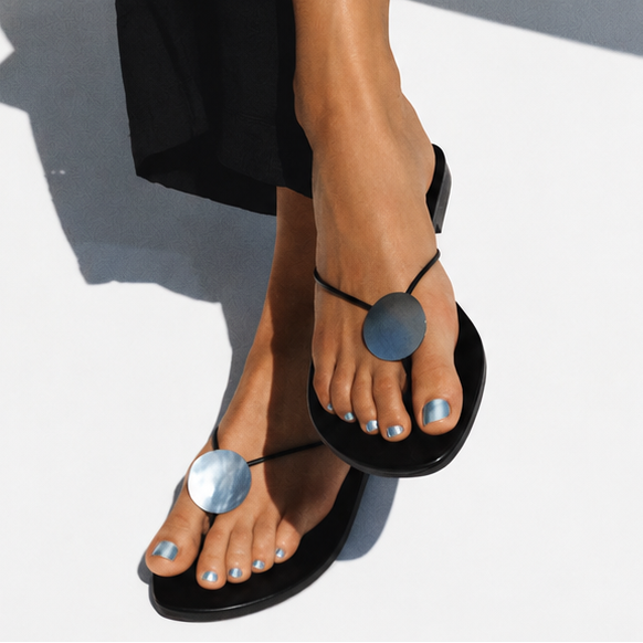 Faux ongles pour pieds press-on Bleu Miroir Soimea, effet chromé bleu clair brillant pour pédicure d’été fraîche et lumineuse. Par SOIMEA Paris