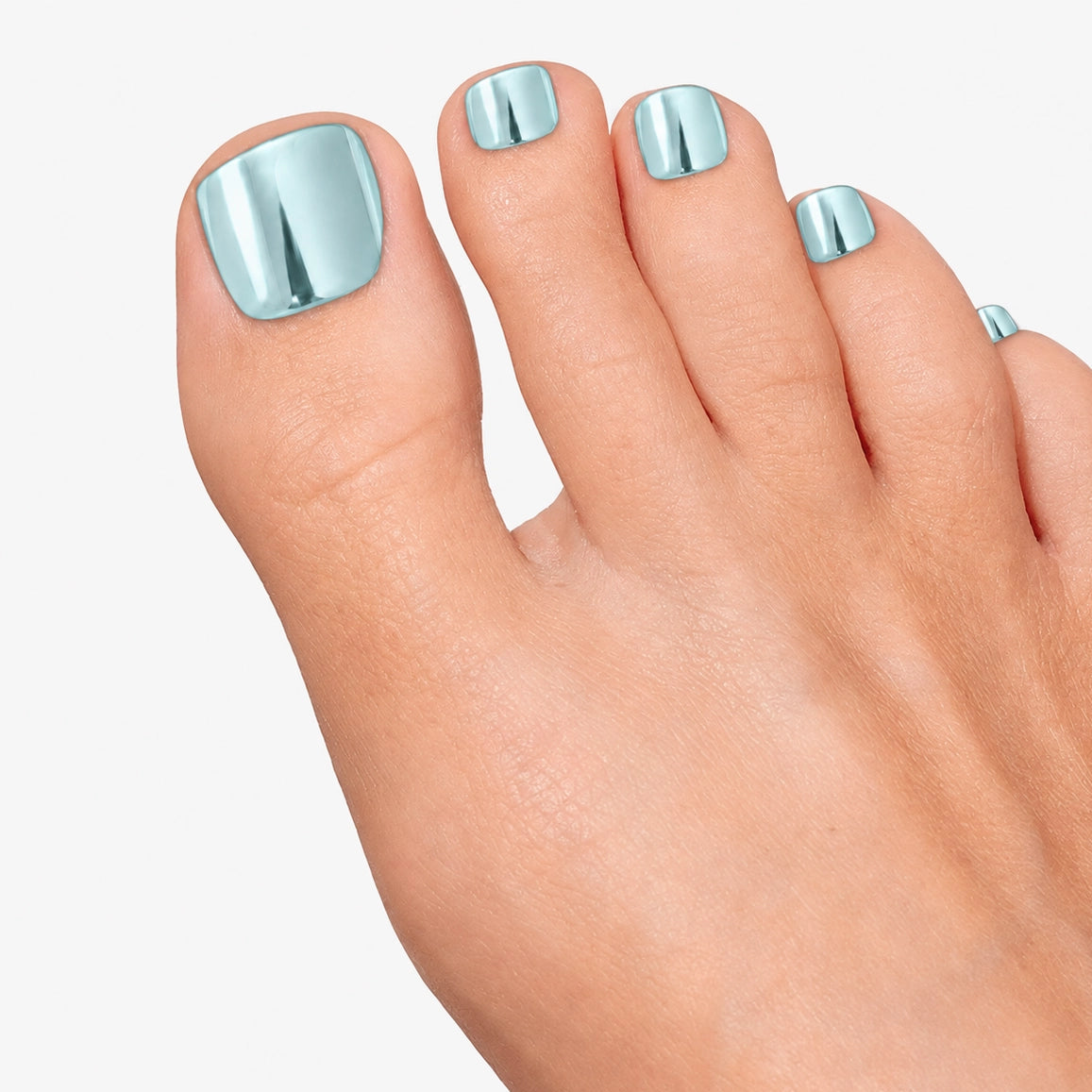 Pédicure press-on Bleu Miroir portée sur les orteils, faux ongles pour pieds bleu ciel effet miroir avec sandales d’été. Par SOIMEA Paris