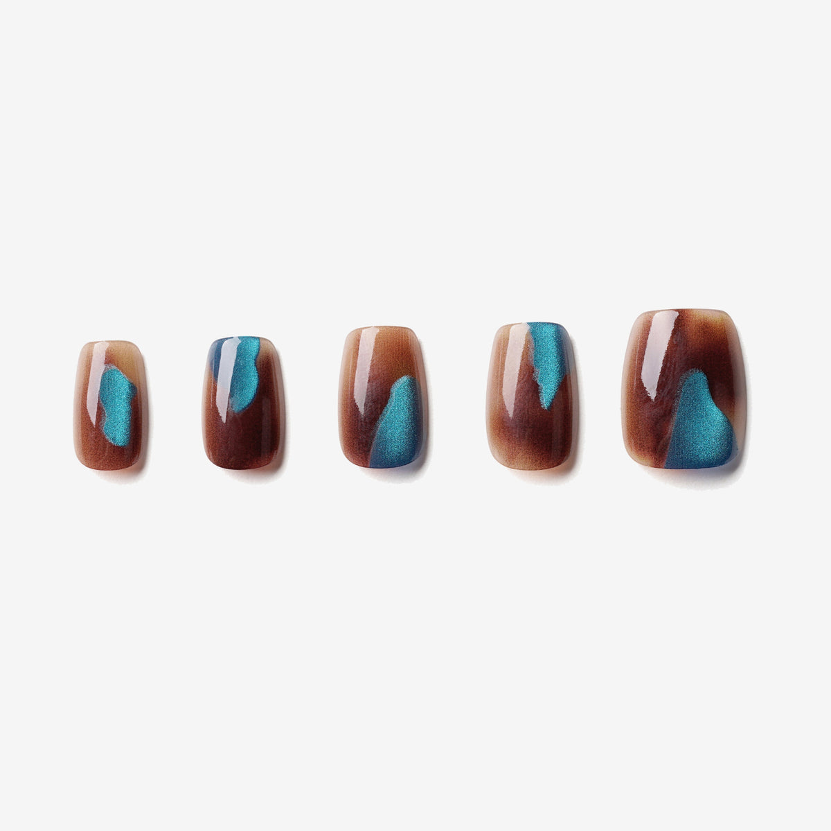soimea faux ongles à pression caramel bleu turquoise forme ballerine medium avec les motifs écailles de tortue, effet brillant et cateye, Faux ongles ballerine effet écaille de tortue bleu et marron – longueur moyenne. Par SOIMEA Paris