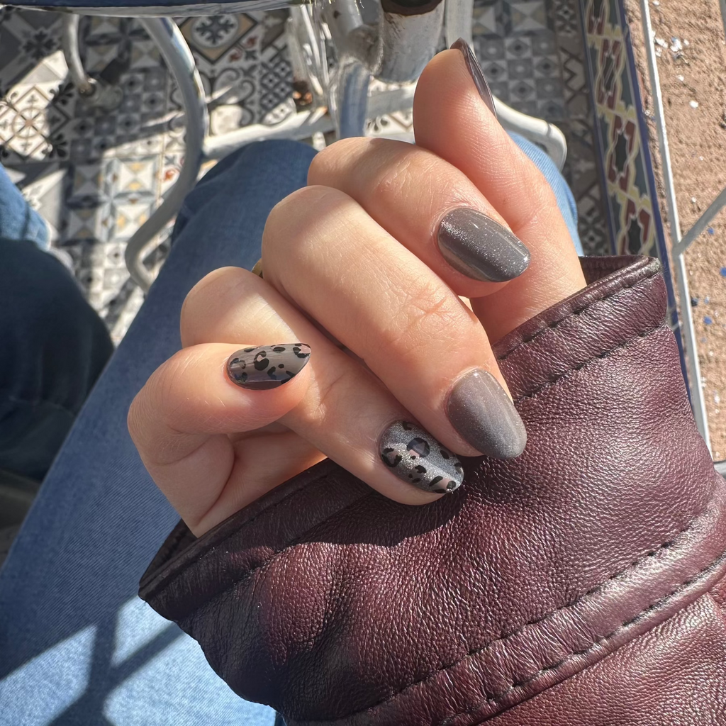 soimea faux ongles à pression taupe glacé forme rond medium effet œil-de-chat verre cristallin transparent avec motif leopard, Faux ongles à coller forme ovale, motif animalier rose/marron, effet Cat Eye. Par SOIMEA Paris