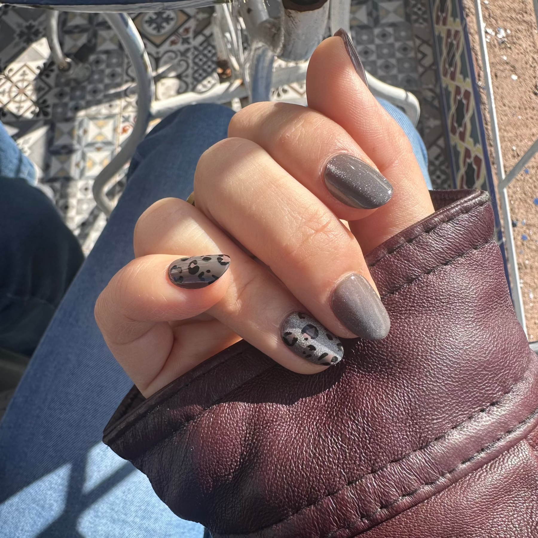 soimea faux ongles à pression taupe glacé forme rond medium effet œil-de-chat verre cristallin transparent avec motif leopard, Faux ongles à coller forme ovale, motif animalier rose/marron, effet Cat Eye. Par SOIMEA Paris
