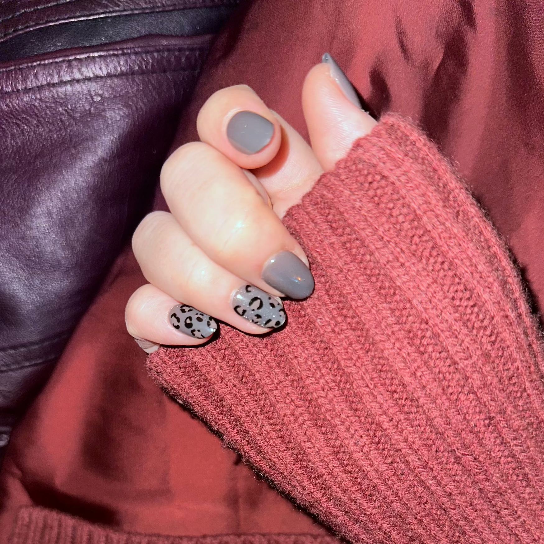 soimea faux ongles à pression taupe glacé forme rond medium effet œil-de-chat verre cristallin transparent avec motif leopard, Faux ongles à coller forme ovale, motif animalier rose/marron, effet Cat Eye. Par SOIMEA Paris