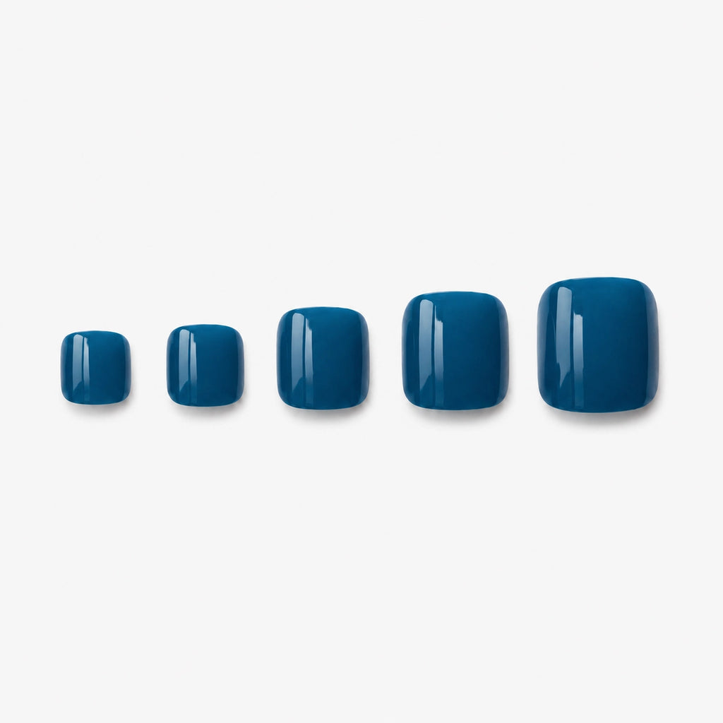 Pédicure Bleu Ocean press-on bleu fonce. Faux ongles pour les pieds effet naturel. Par SOIMEA Paris
