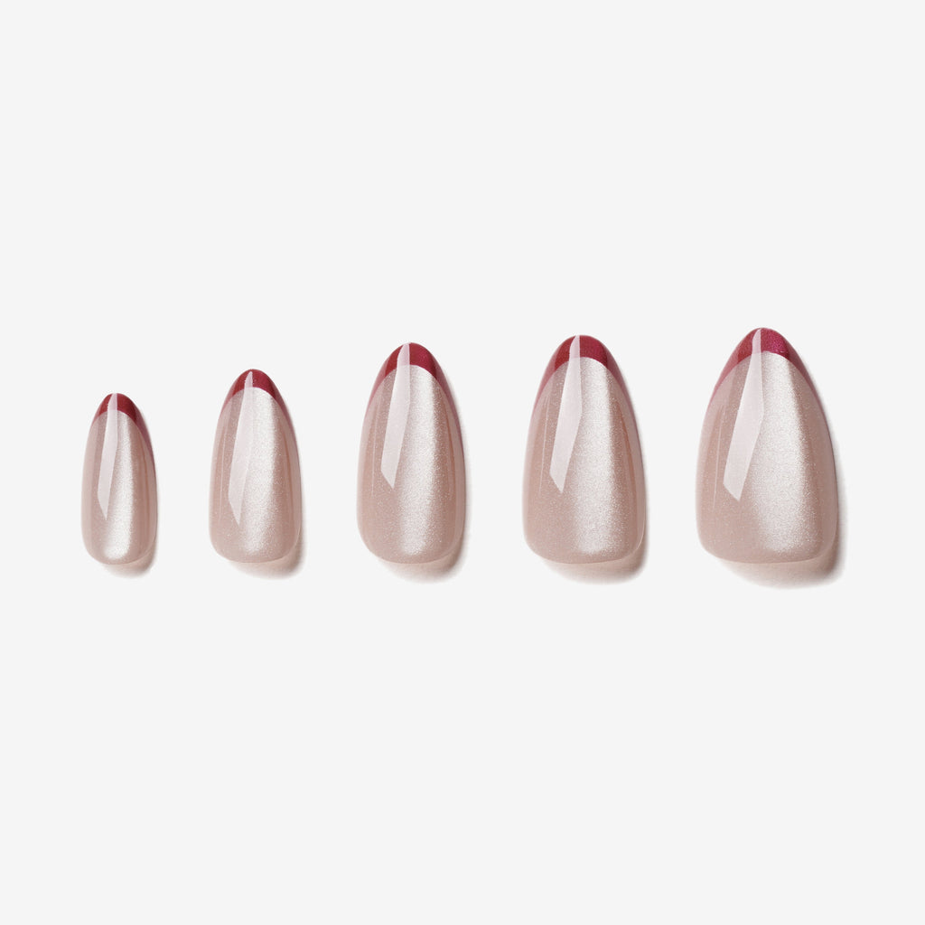 soimea faux ongles à pression French manicure à bordures rouges forme amande effet œil-de-chat, style classique long, Faux ongles à coller style french rouge – effet Cat Eye. Par SOIMEA Paris