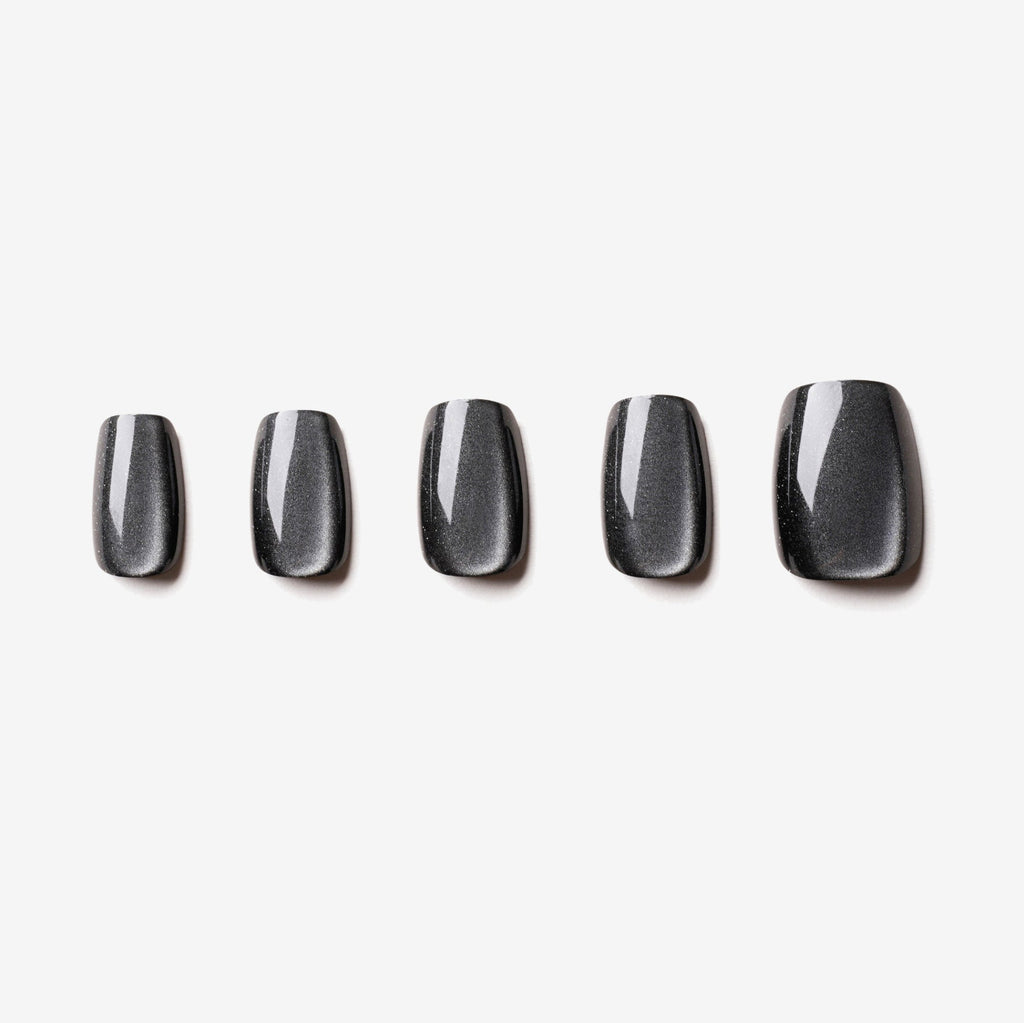 soimea faux ongles à pression noir gris glacé forme ballerine effet œil-de-chat verre cristallin transparent, Faux ongles gris foncé et noir effet Cat Eye – forme ballerine, longueur moyenne. Par SOIMEA Paris
