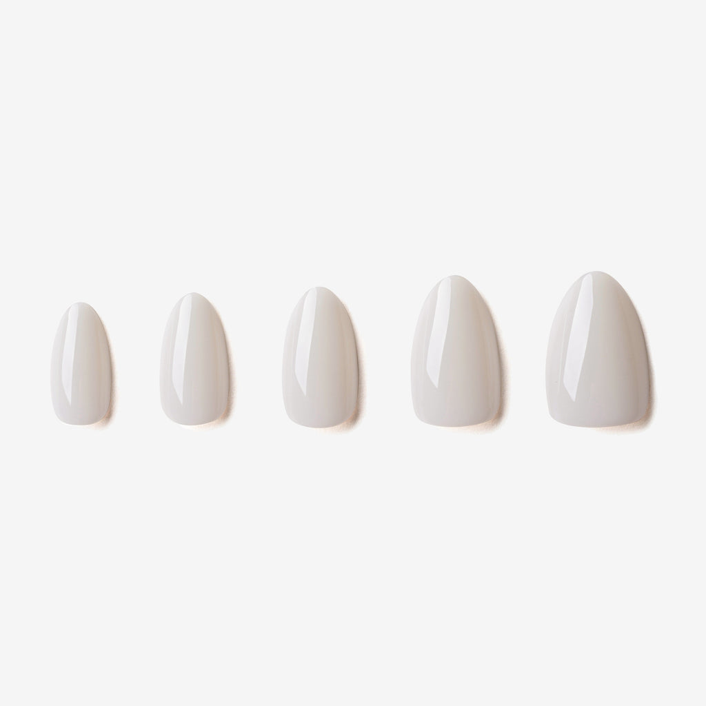 soimea faux ongles à pression blanc lacté forme amande effet crème, Faux ongles blancs laiteux effet crémeux – forme amande. Par SOIMEA Paris