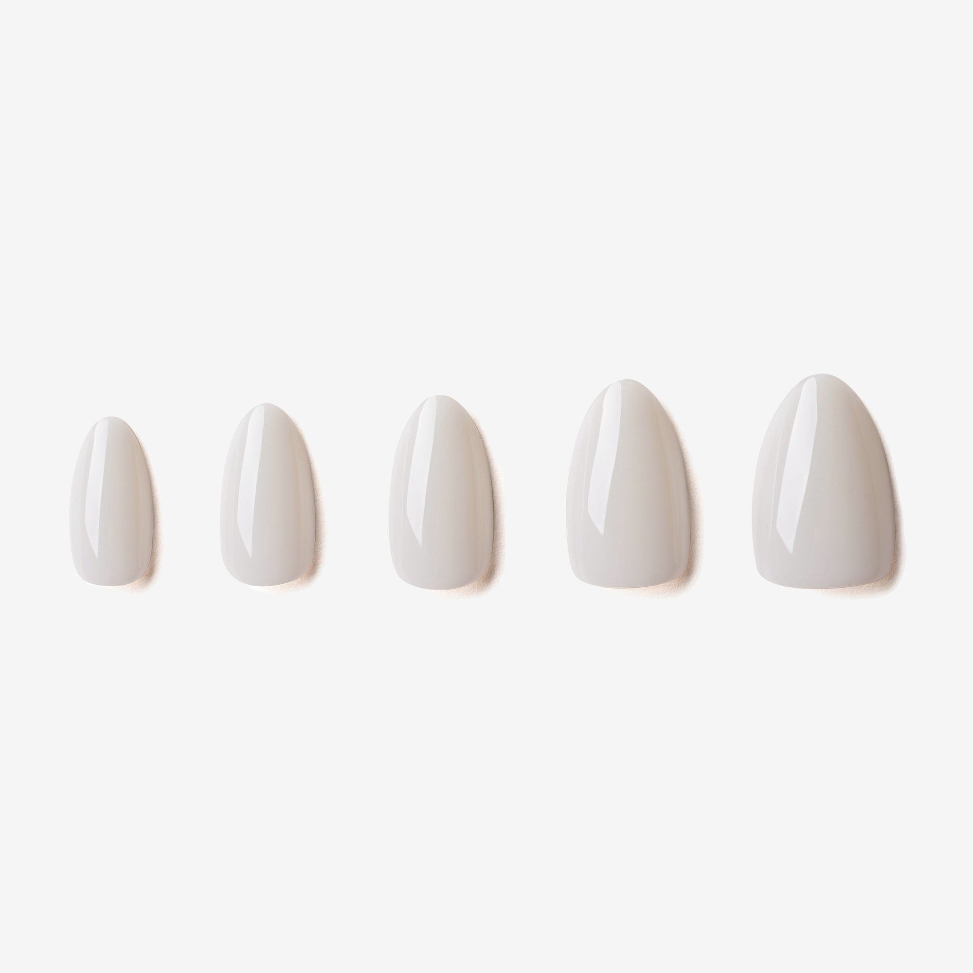 soimea faux ongles à pression blanc lacté forme amande effet crème, Faux ongles blancs laiteux effet crémeux – forme amande. Par SOIMEA Paris