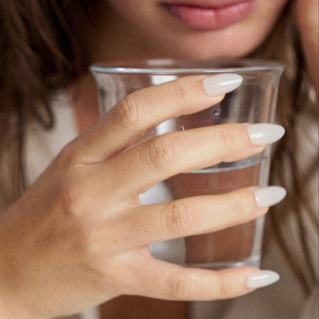 soimea faux ongles à pression blanc lacté forme amande effet crème, Faux ongles blancs laiteux effet crémeux – forme amande. Par SOIMEA Paris
