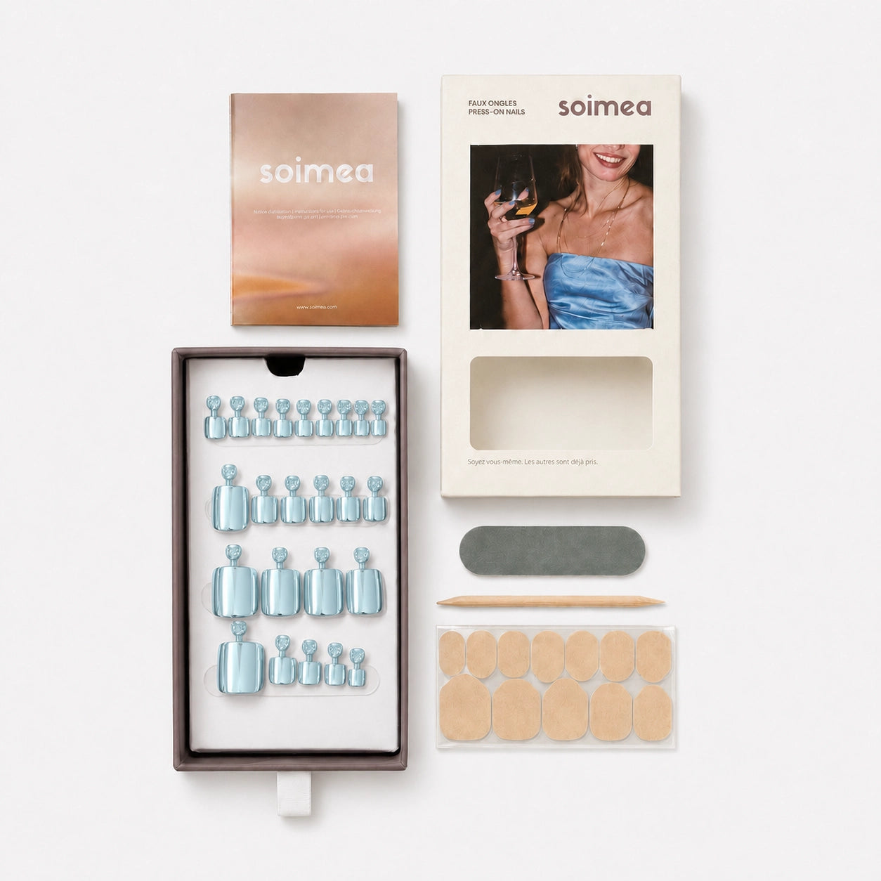 Faux ongles pour pieds press-on Bleu Miroir Soimea, effet chromé bleu clair brillant pour pédicure d’été fraîche et lumineuse. Par SOIMEA Paris