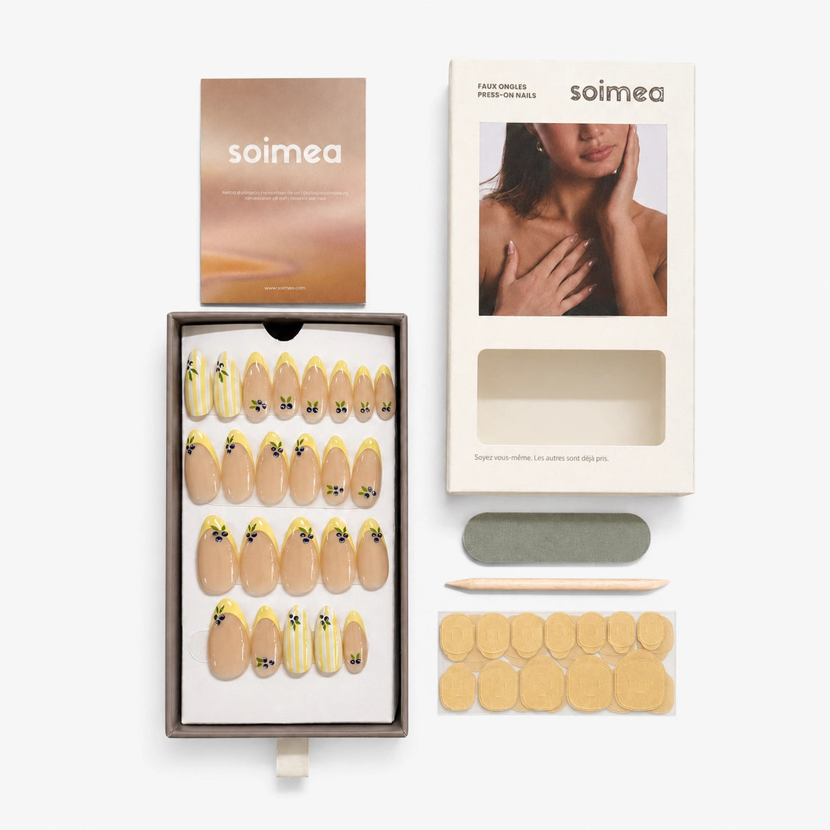 Mirtillo : faux ongles press-on en amande avec design fruité et ensoleillé, luxe à portée de main.