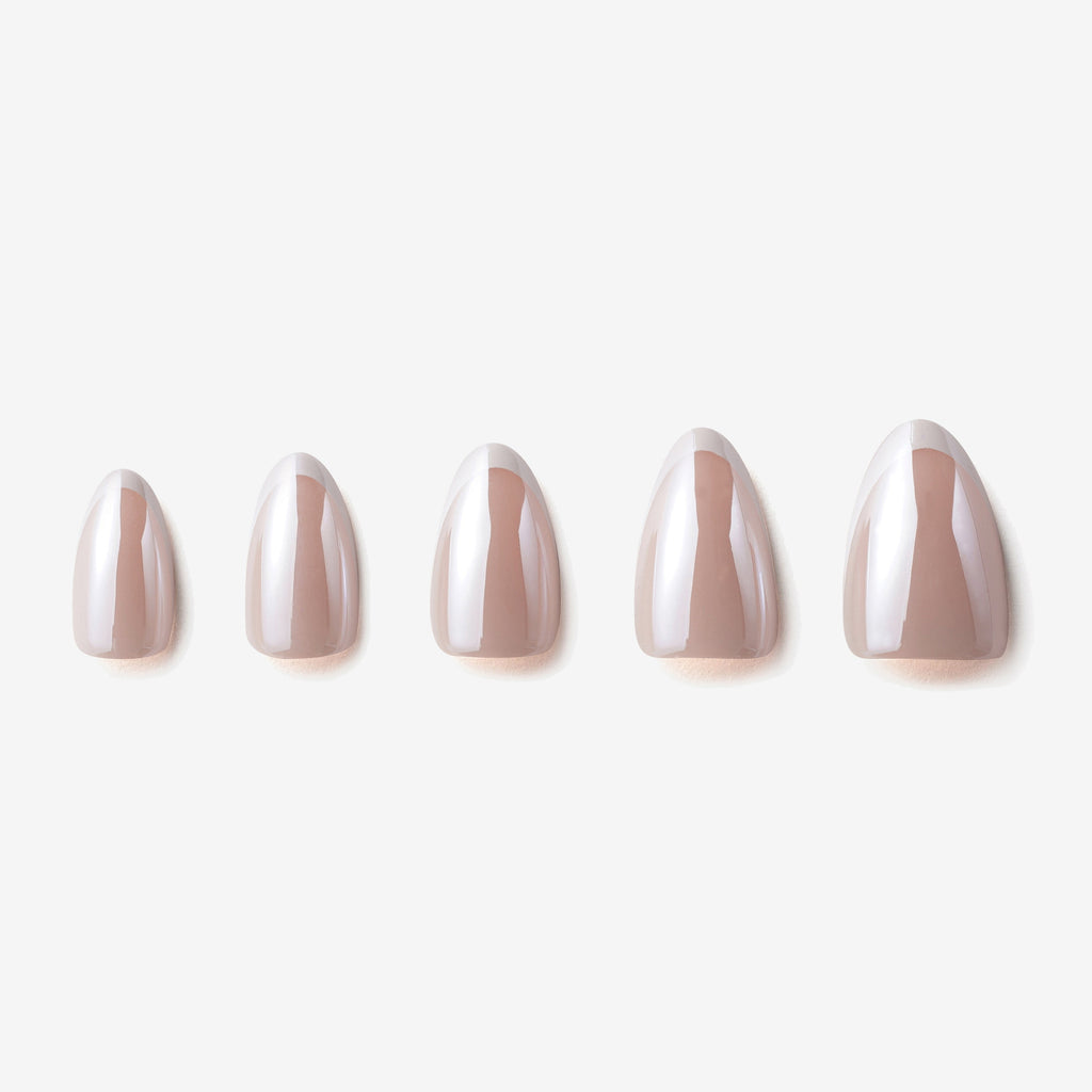 soimea faux ongles à pression beiges nudes forme amande medium, style french manucure effet miroir chrome, nude chrome effect french style medium press-on nails