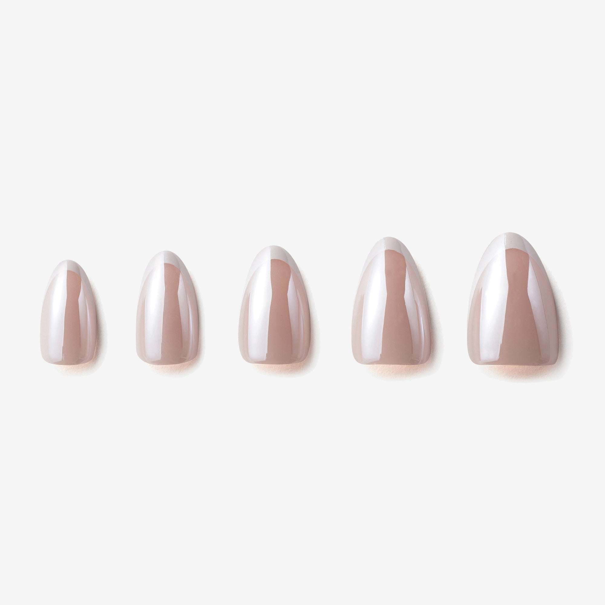 soimea faux ongles à pression beiges nudes forme amande medium, style french manucure effet miroir chrome, nude chrome effect french style medium press-on nails