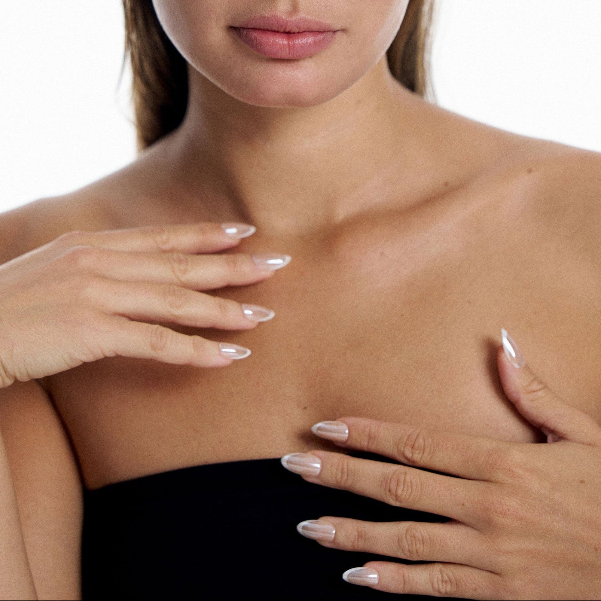 soimea faux ongles à pression beiges nudes forme amande medium, style french manucure effet miroir chrome, nude chrome effect french style medium press-on nails