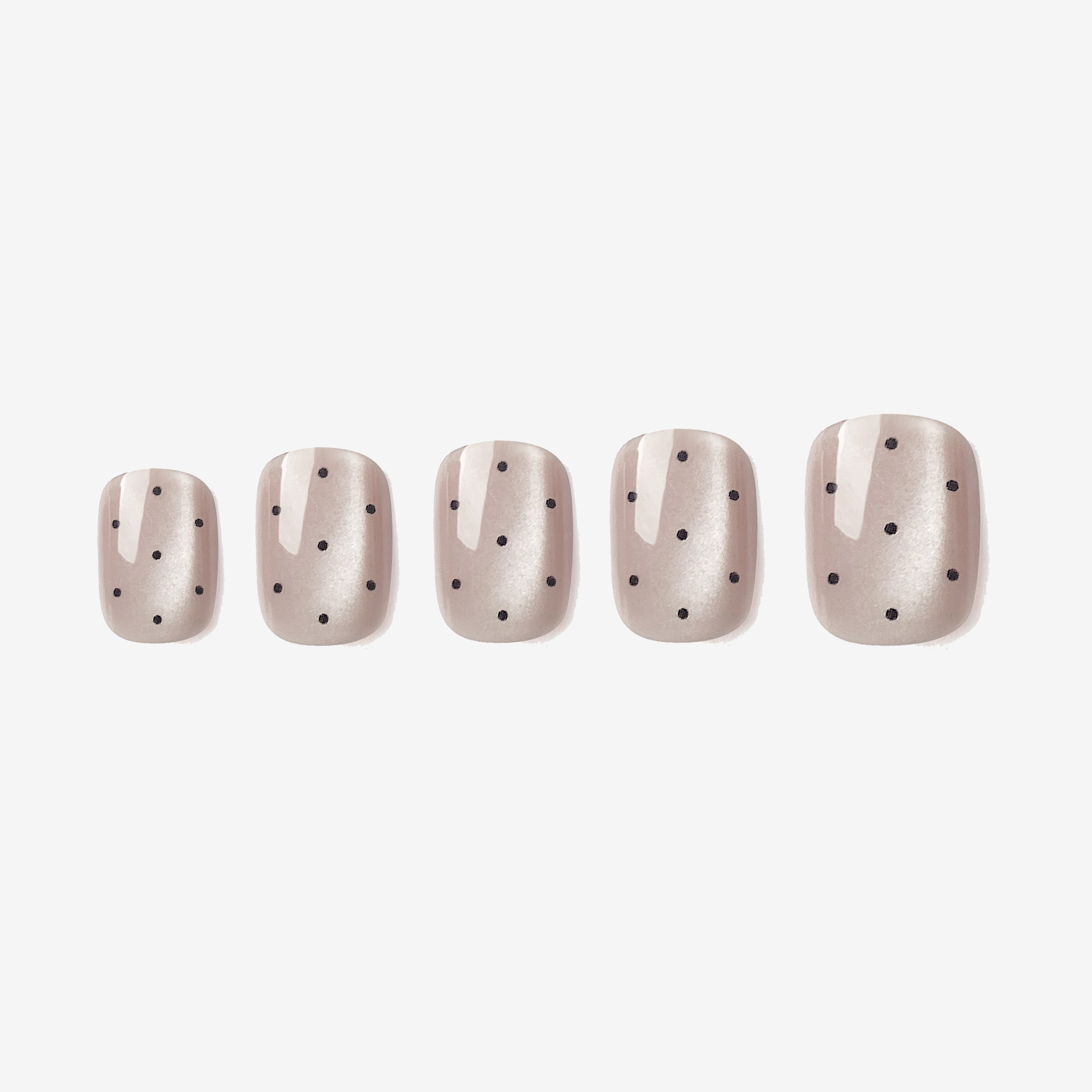 soimea faux ongles a pression beige avec mini pois noirs forme squoval style classique court effet œil-de-chat, short press-on beige polka dots nails with cat eye effect