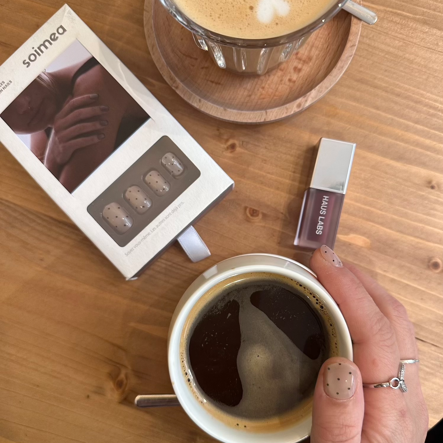 soimea faux ongles a pression beige avec mini pois noirs forme squoval style classique court effet œil-de-chat, short press-on beige polka dots nails with cat eye effect