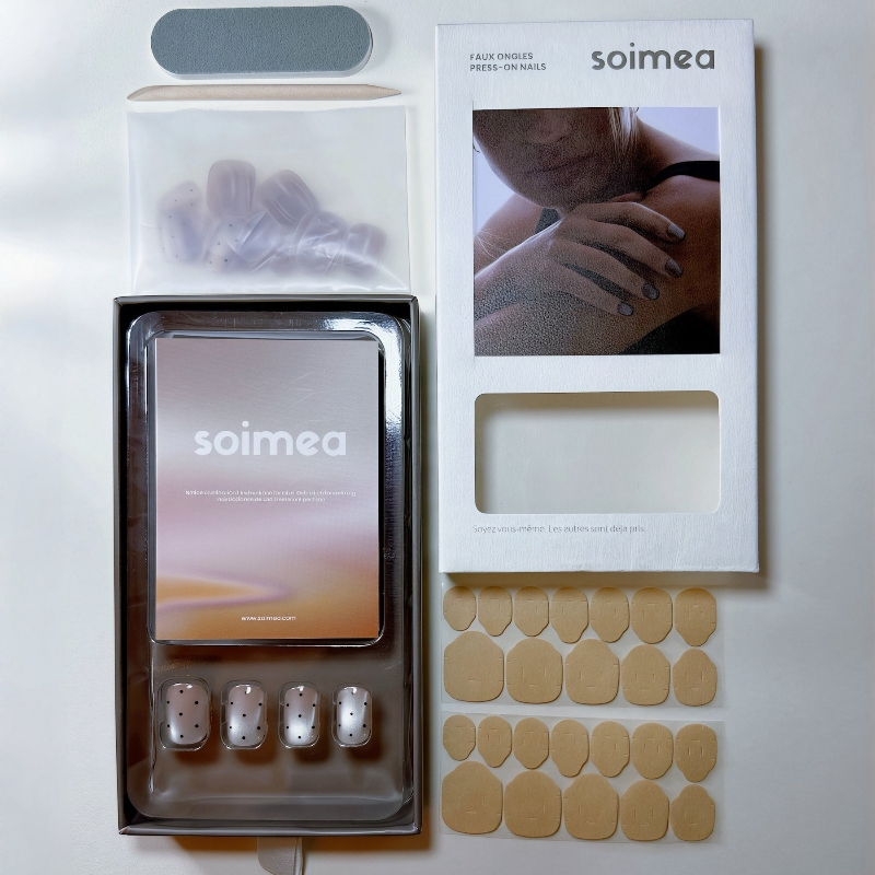 soimea faux ongles a pression beige avec mini pois noirs forme squoval style classique court effet œil-de-chat, short press-on beige polka dots nails with cat eye effect. Par SOIMEA Paris