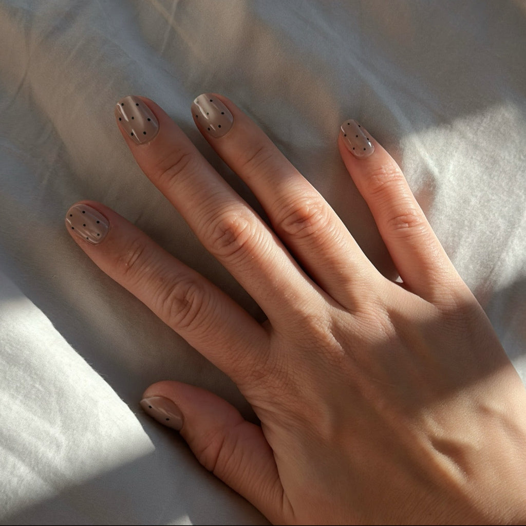 soimea faux ongles a pression beige avec mini pois noirs forme squoval style classique court effet œil-de-chat, short press-on beige polka dots nails with cat eye effect