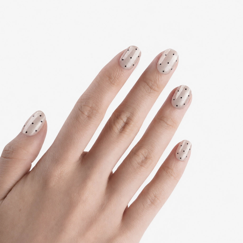 Choupette faux ongles beige pois noirs squoval court – Soimea Paris