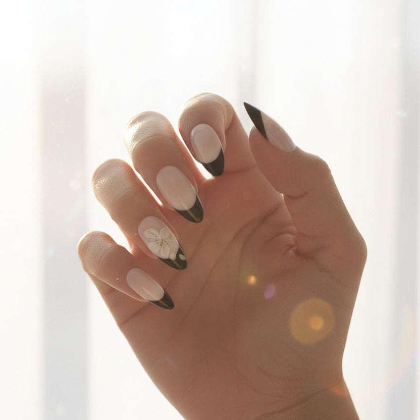 soimea faux ongles à pression blanc  forme amande long, style french manucure classique avec 3D Fleur de lis, effet crème, white & black french style long press-on nails with Lys flower decoration