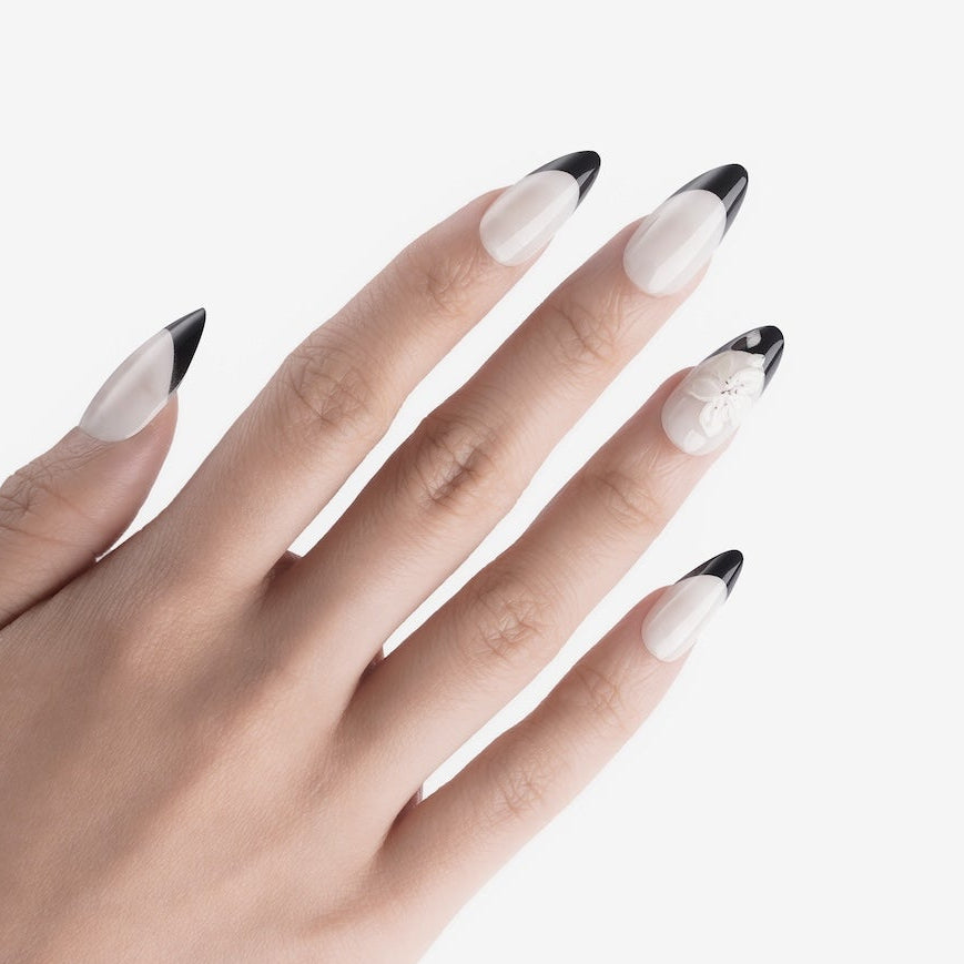 soimea faux ongles à pression blanc  forme amande long, style french manucure classique avec 3D Fleur de lis, effet crème, white & black french style long press-on nails with Lys flower decoration