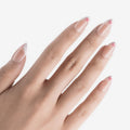 manucure Froufrou portée sur la main, teinte beige, blanc avec motif rouge. Faux ongles press-on en forme d'amande. brillant effet naturel. Par SOIMEA Paris