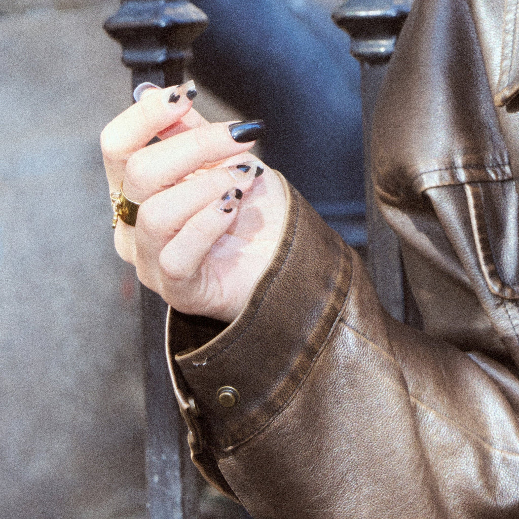 soimea faux ongles à pression noir gris motif vache forme ballerine medium effet crème, black grey animal print creamy finish ballet press-on nails