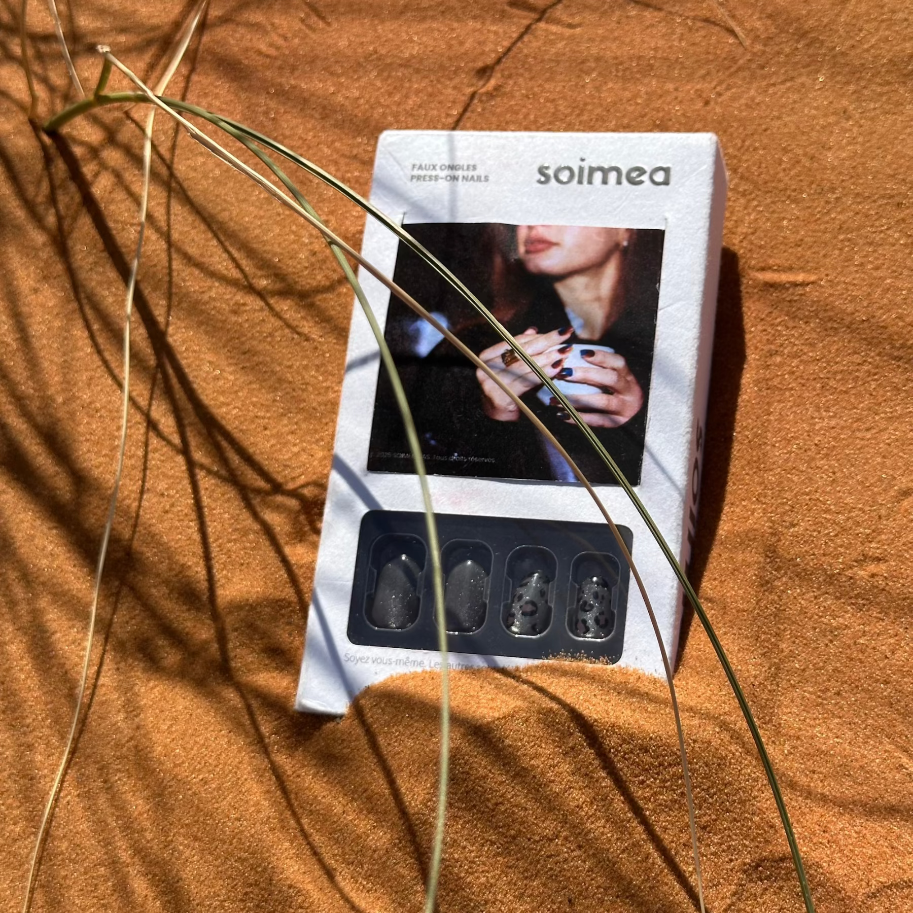 soimea faux ongles à pression taupe glacé forme rond medium effet œil-de-chat verre cristallin transparent avec motif leopard, rose brown animal print cateye oval press-on nails